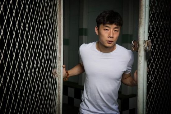 被绑在床强摁做开腿呻吟动漫